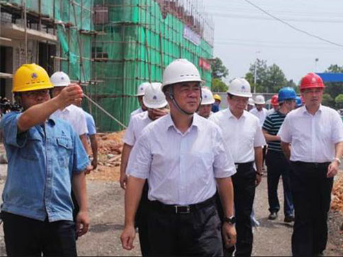 江西省人大常委会党组副书记、副主任 朱虹来海利贵溪化工农药有限公司开展巡河督导